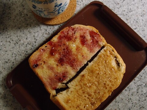 2つのトーストと美味しいコーヒーの朝食